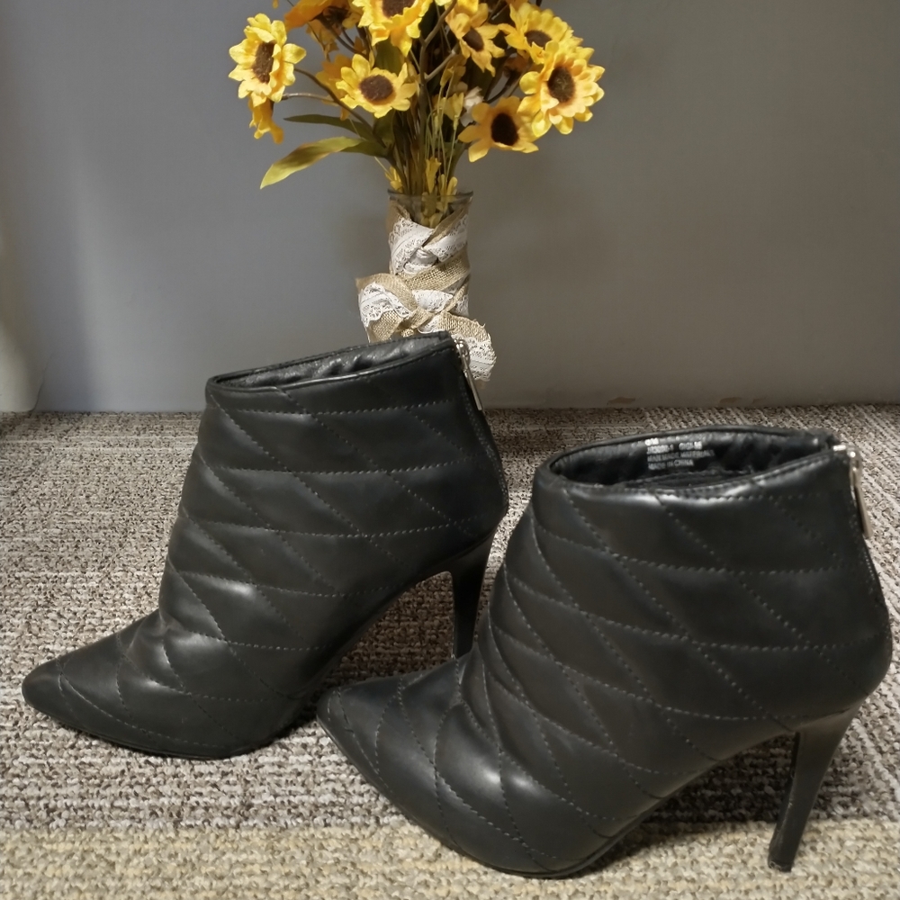 Cape Robbin Quilted heels, size 8, black
